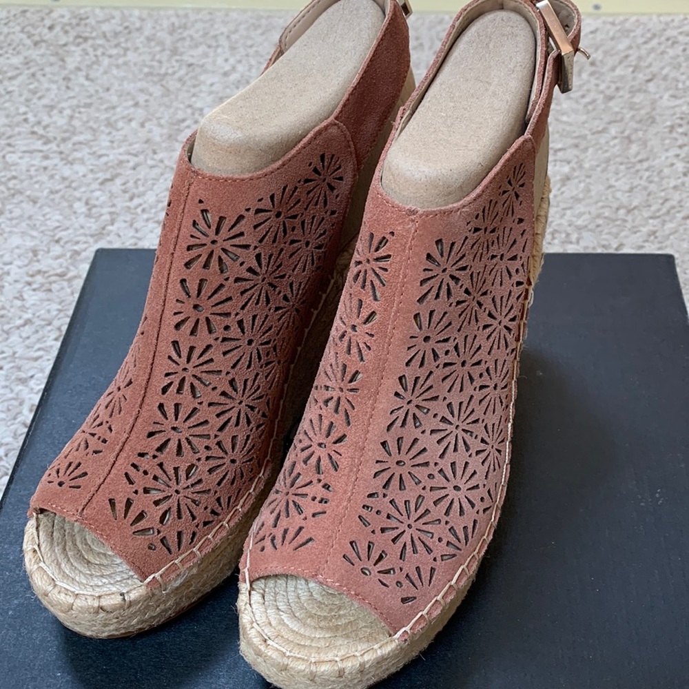 NWB KENNETH COLE  NEW YORK  OLIVIA PERFORATED WEDGE ESPADRILLES TIRAMISU 6.5M